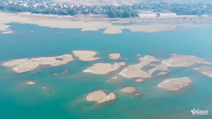 Khung cảnh vừa hoang sơ vừa lạ mắt giữa dòng sông Đà. Ảnh: Anh Tâm