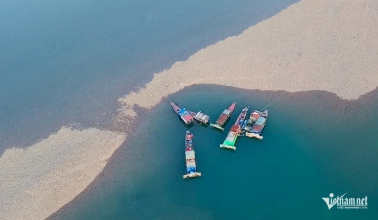 Những nhà nổi của người dân làng Vạn Chài cạnh những cồn cát tạo nên cảnh quan đẹp mắt. Ảnh: Anh Tâm