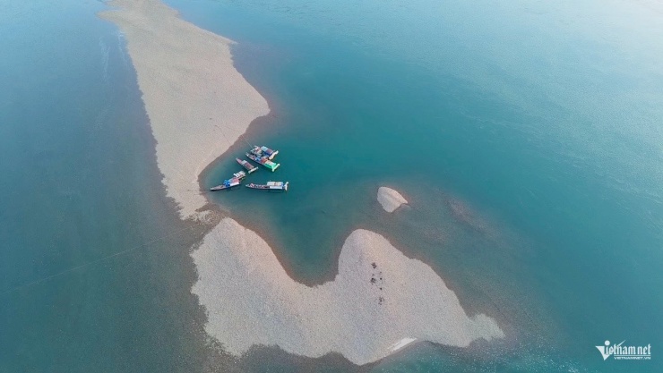 Việc mực nước giảm sâu lộ nhiều cồn cát cùng dòng nước xanh biếc đã tạo nên cảnh quan thiên nhiên đẹp mắt. Ảnh: Anh Tâm