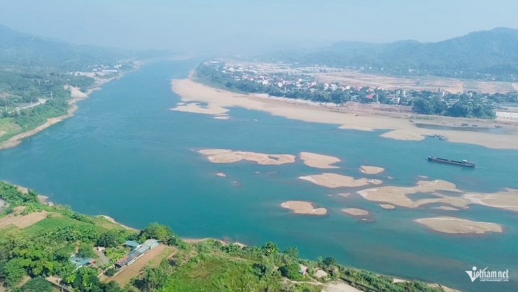 Nhìn từ trên cao, những cồn cát lớn lộ rõ, chiếm phần lớn diện tích dòng chảy. Ảnh: Anh Tâm