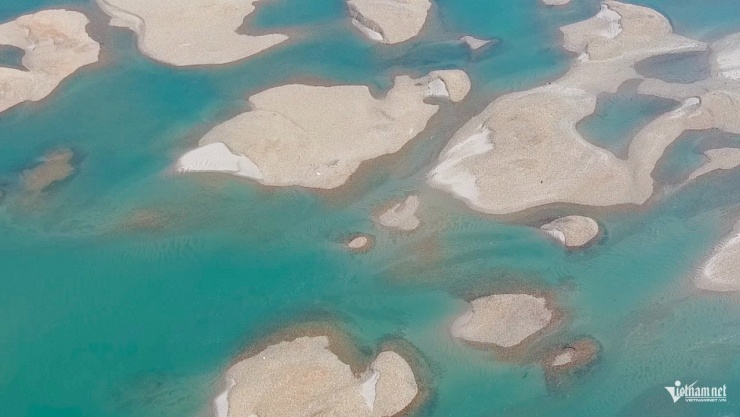 Những cồn cát lớn hiện rõ trên sông. Ảnh: Anh Tâm