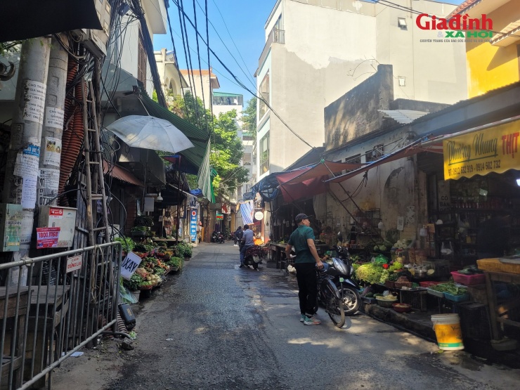 Ghi nhận của phóng viên tại khu vực ngã 3 phố Hoa Bằng - Yên Hòa (phường Yên Hòa, TP Hà Nội) cho thấy, khoảng 14- 15h, một số tiểu thương đã hoàn thành việc sắp xếp hàng hóa lên kệ, sẵn sàng phục vụ hoạt động mua bán thực phẩm, phục vụ người mua chuẩn bị bữa tối. Ảnh: Khánh Dương