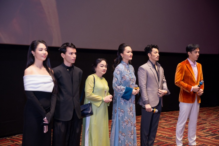 Ê-kíp phim trong buổi giao lưu. 