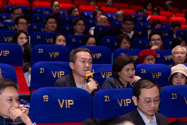 Nhạc sĩ Quốc Trung và vợ. 