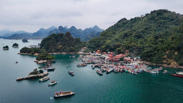 Hồ Hòa Bình là một bức tranh thủy mặc làm say đắm bất cứ ai muốn đến thưởng ngoạn thiên nhiên mây nước như chốn bồng lai, tiên cảnh mơ mơ thực thực. Núi đá tiếp núi đá hùng vĩ, rừng thăm thẳm hoang sơ.