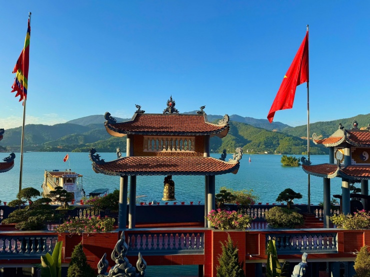 Chèo thuyền hồ Hòa Bình, chớ quên Đền Chúa Thác Bờ linh thiêng - 2