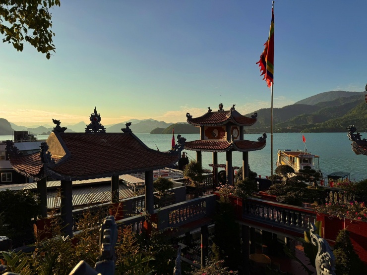 Tọa lạc trên thế núi linh thiêng, Đền Chúa Thác Bờ là điểm du lịch tâm linh nổi tiếng bậc nhất, thu hút hàng vạn lượt khách thập phương mỗi năm về chiêm bái, cầu an và thưởng ngoạn vẻ đẹp hùng vĩ của thiên nhiên.