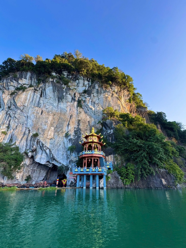 Chèo thuyền hồ Hòa Bình, chớ quên Đền Chúa Thác Bờ linh thiêng - 6