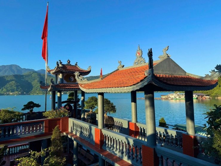 Chèo thuyền hồ Hòa Bình, chớ quên Đền Chúa Thác Bờ linh thiêng - 7