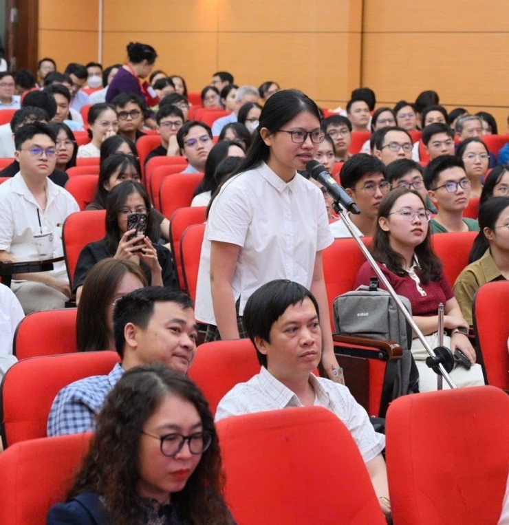 Sinh viên trường y lựa chọn ngành học bác sĩ nội trú năm 2025. Ảnh: NGHIÊM HUÊ