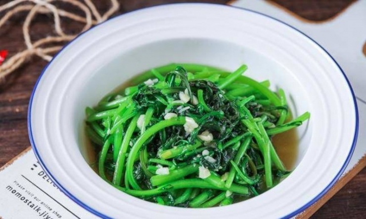 Rau cải cúc xào tỏi có độ giòn vừa phải, tỏa mùi hương thơm nức. Ăn cùng cơm nóng sẽ càng hấp dẫn hơn.