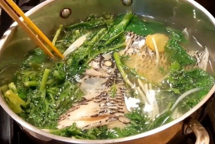 Khi thưởng thức, cải cúc giòn ngon, không bị đắng, thịt cá săn chắc, ngọt, nước canh đậm đà, mang đến cảm giác ấm cúng cho bữa ăn gia đình.