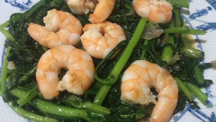 Bạn cho rau cải cúc xào tôm ra dĩa, rắc thêm ít tiêu. Khi thưởng thức, bạn sẽ cảm nhận được độ giòn tươi của rau kết hợp với vị ngọt đậm đà của tôm, tạo nên món ăn đầy dinh dưỡng.