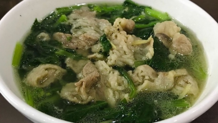 Canh cải cúc thịt bò có vị ngọt thanh, thịt mềm thơm, cải cúc giòn ngọt hấp dẫn. Mặc dù là món canh đơn giản nhưng đảm bảo cung cấp đầy đủ dinh dưỡng, phù hợp để bổ sung vào thực đơn hàng ngày của gia đình bạn.