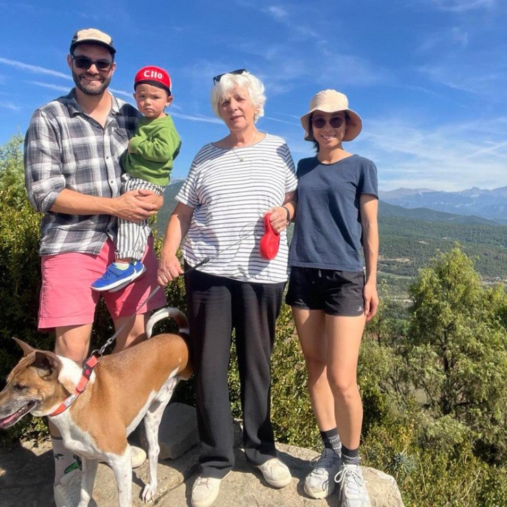 Vợ chồng chị Quỳnh Anh cùng mẹ chồng và con trai nhỏ tên Táo 