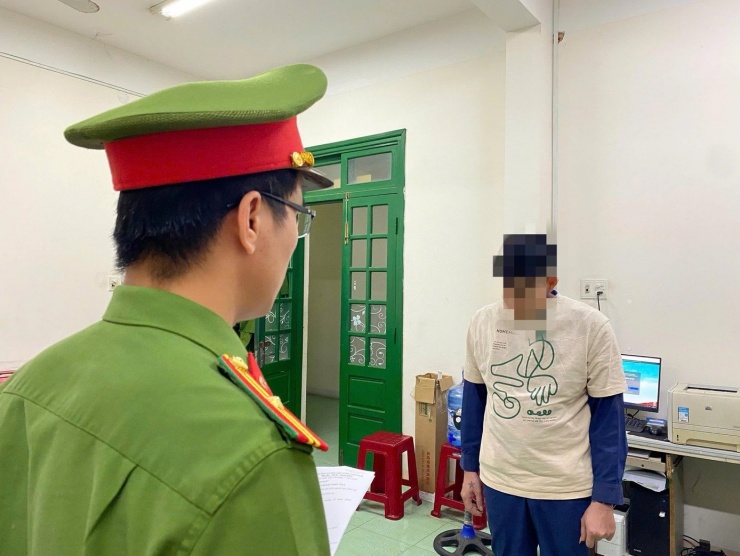 V.V.T. bị bắt giữ người trong trường hợp khẩn cấp vì có dấu hiệu của tội giết người.