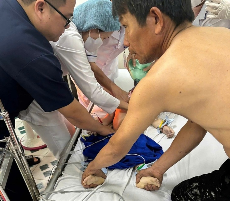 Dù được cứu nhưng cháu gái 2 tuổi đã không qua khỏi.