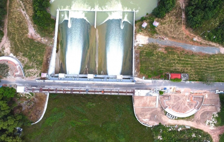 Hồ chứa nước Dầu Tiếng nằm ở thượng nguồn sông Sài Gòn thuộc phạm vi 3 tỉnh, thành phố gồm Tây Ninh, Đồng Nai (Bình Phước cũ) và TPHCM (Bình Dương cũ). Đây là công trình quan trọng đặc biệt liên quan đến an ninh quốc gia.