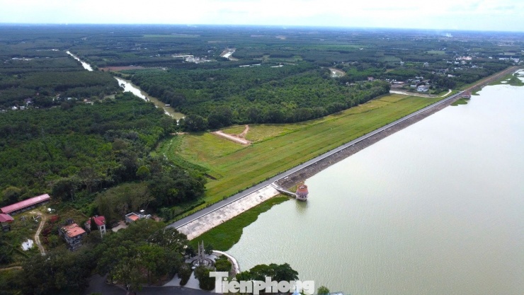 Toàn cảnh hồ nước nhân tạo lớn nhất Đông Nam Á khiến người dân thấp thỏm khi xả lũ - 2