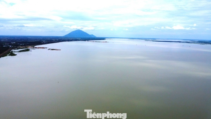 Theo lãnh đạo Công ty TNHH MTV Khai thác Thủy lợi Miền Nam (đơn vị trực tiếp quản lý hồ Dầu Tiếng), hệ thống công trình được xây dựng từ năm 1981 và đưa vào vận hành khai thác từ năm 1985.