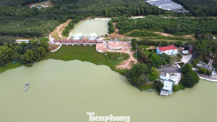 Quy mô công trình hồ chứa cấp đặc biệt, dung tích thiết kế 1,58 tỷ m3 nước, ứng với công trình mực nước dâng bình thường +24,40 m, cao trình mực nước chết +17,00 m, diện tích mặt nước hồ là 270 km2. Đây là hồ nước nhân tạo lớn nhất Đông Nam Á.