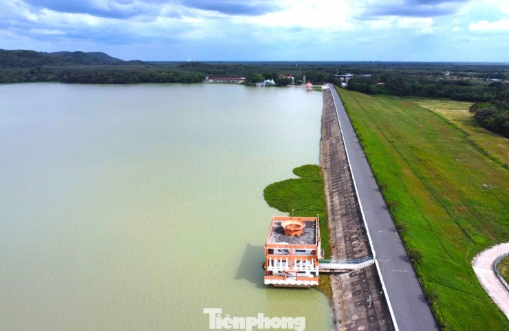 Hồ Dầu Tiếng được giao cho Công ty TNHH MTV Khai thác Thủy lợi Miền Nam trực thuộc Bộ Nông nghiệp và Phát triển Nông thôn, nay là Bộ Nông nghiệp và Môi trường quản lý.