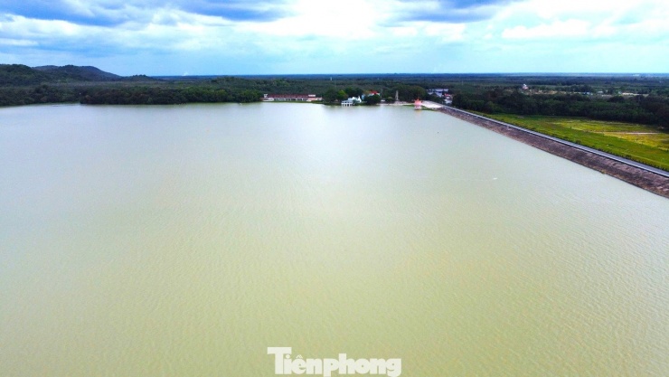 Dự án xây dựng hồ Dầu Tiếng có tổng chi phí hơn 110 triệu USD, được triển khai sau khi chính phủ vay vốn từ Ngân hàng Thế giới, trở thành công trình đầu tiên tại Việt Nam được xây dựng bằng USD kể từ khi đất nước thống nhất.