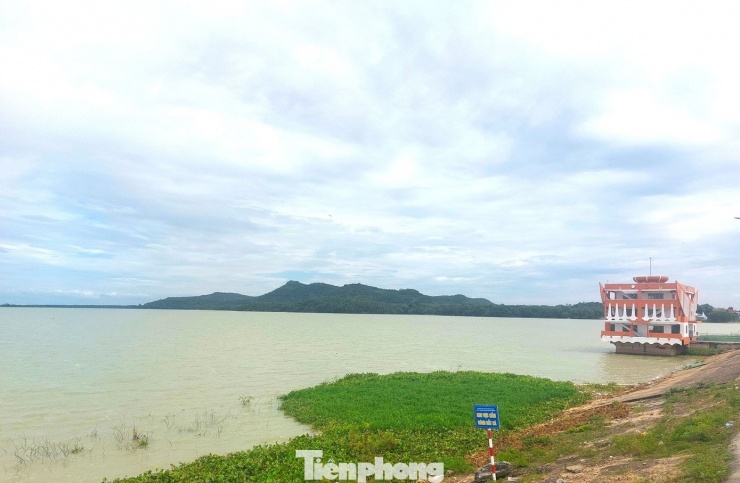 Hệ thống thủy lợi của hồ gồm ba kênh chính là kênh Đông, kênh Tây và kênh Tân Hưng có nhiệm vụ điều phối nước cho hơn 1.550 km các tuyến kênh nhánh tại các địa phương. Ngoài ra, lòng hồ còn được người dân tận dụng để nuôi trồng thủy sản.