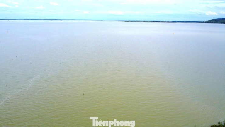 Do được hình thành từ việc chặn dòng thượng nguồn sông Sài Gòn, nên ngoài điều tiết nước xuống sông Sài Gòn, hồ Dầu Tiếng còn có nhiệm vụ tưới tiêu cho vùng sản xuất nông nghiệp trên địa bàn tỉnh Tây Ninh và TPHCM.