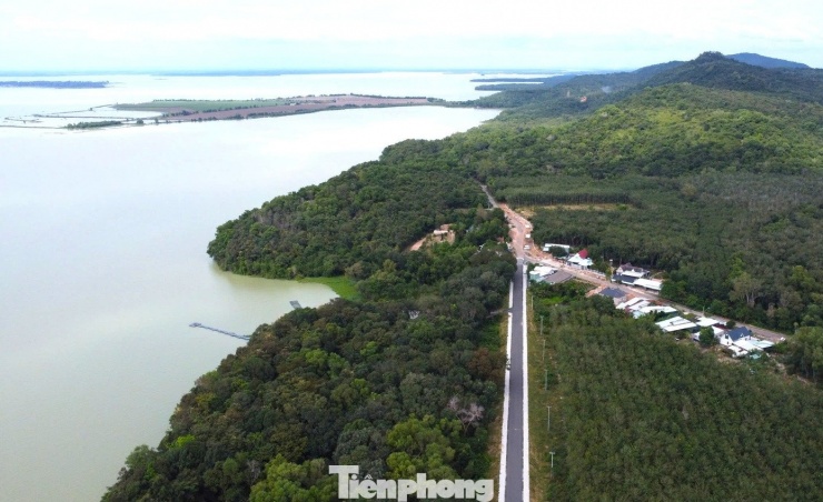 Theo số liệu thống kê, cho đến khi công trình đưa vào vận hành, có gần 15 triệu ngày công lao động; đào đắp hơn 11,6 triệu m3 đất, xây lắp gần 54.000 m3 bê tông và đá xây... để xây dựng nên hàng ngàn km kênh và hàng ngàn công trình trên kênh.