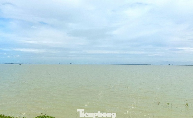 Để có được diện tích khổng lồ hồ Dầu Tiếng ngày nay, hàng nghìn hộ dân đã nhường đất nương rẫy của mình và di dời đến nơi ở mới.