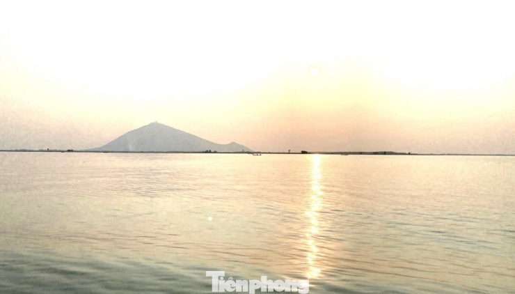 Hồ Dầu Tiếng rộng lớn, nằm ở thượng nguồn, nên mỗi khi nghe thông báo xả lũ, người dân sống ven sông Sài Gòn thấp thỏm, lo lắng bị ngập và cơ quan chức năng luôn lên phương án, sẵn sàng ứng phó, hỗ trợ người dân trong trường hợp ngập úng.