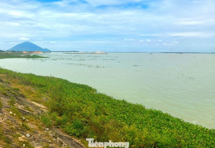 Toàn cảnh hồ nước nhân tạo lớn nhất Đông Nam Á khiến người dân thấp thỏm khi xả lũ - 14