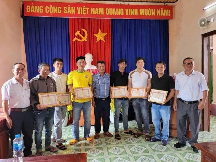 Lãnh đạo phường Bình Kiến khen thưởng đột xuất các trường hợp xả thân cứu người trong đợt lũ.