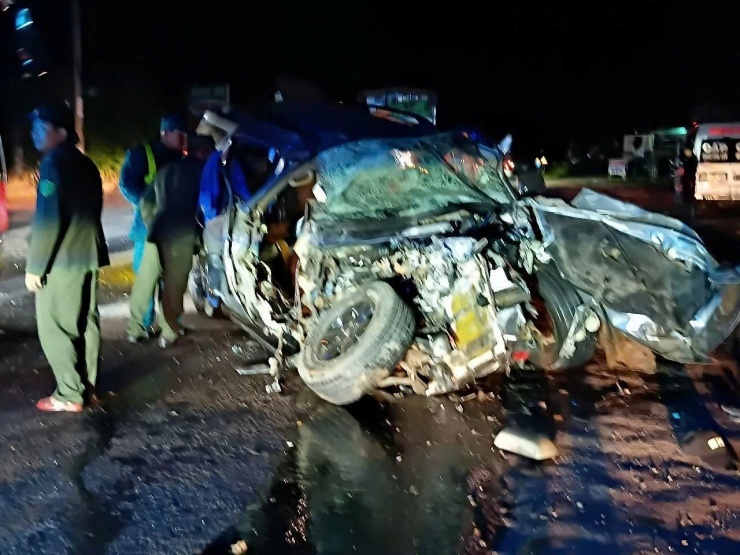 Ô tô con biến dạng hoàn toàn.