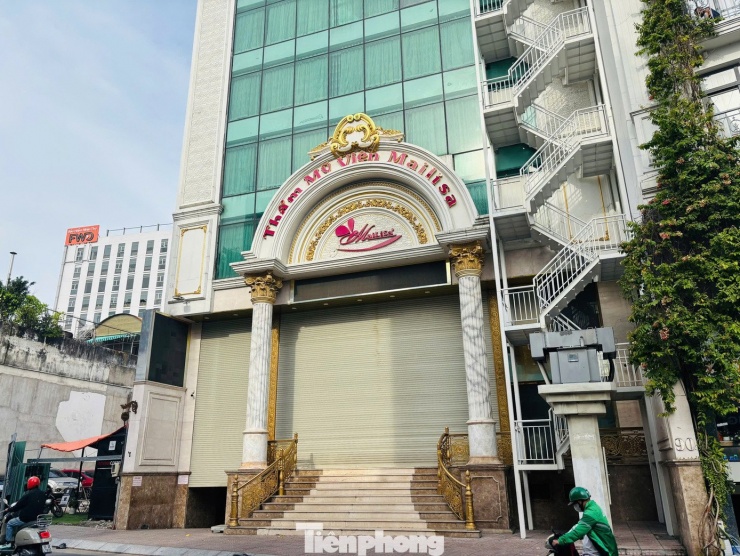 Cửa phụ một bên thi thoảng vẫn mở để có người ra vào.