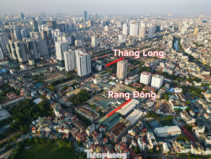 Theo đó, trong đợt 1 sẽ có 66 cơ sở
sản xuất, trụ sở cơ quan, đơn vị thuộc diện di dời. Trong đó, 51 cơ
sở sản xuất công nghiệp và 15 trụ sở cơ quan, đơn vị. Trong số đó,
một số cơ sở sản xuất quen thuộc với người dân Hà Nội sẽ phải di
dời như Nhà máy Bia Hà Nội – Tổng công ty CP Bia – rượu- nước giải
khát Hà Nội; Công ty TNHH MTV Thuốc lá Thăng Long; Nhà máy xe lửa
Gia Lâm; Công ty bia Việt Hà...