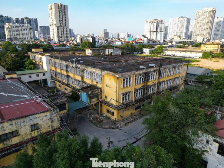 Hiện tại, Công ty Thuốc lá Thăng Long
đã di dời nhà máy khỏi khu đất đắc địa ở mặt đường Nguyễn Trãi, bàn
giao mặt bằng cho dự án mới và hoàn thành công tác chuyển sản xuất
tới Khu công nghiệp Thạch Thất - Quốc Oai.