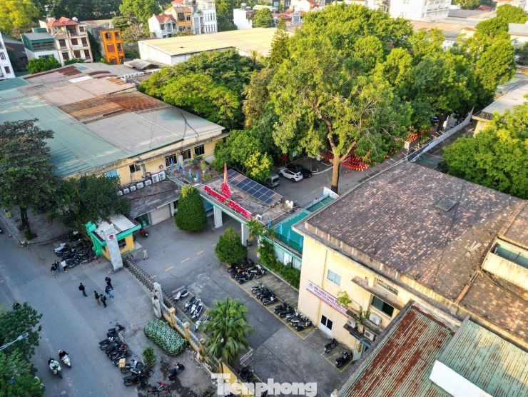 Trong số 42 cơ sở mới sản xuất công
nghiệp đề xuất mới, có một số đơn vị đáng chú ý như: Công ty TNHH
Nhà nước một thành viên Dệt Kim Đông Xuân; Công ty bia Việt Hà;
Công ty sứ Viglacera Thanh Trì; Công ty cổ phần X20; Công ty Cổ
phần Bóng đèn phích nước Rạng Đông… Công ty Cổ phần Bóng đèn phích
nước Rạng Đông cũng thuộc diện phải di dời trụ sở. Lô đất của nhà
máy Rạng Đông tại số 87-89 Hạ Đình, rộng 5,7 ha.