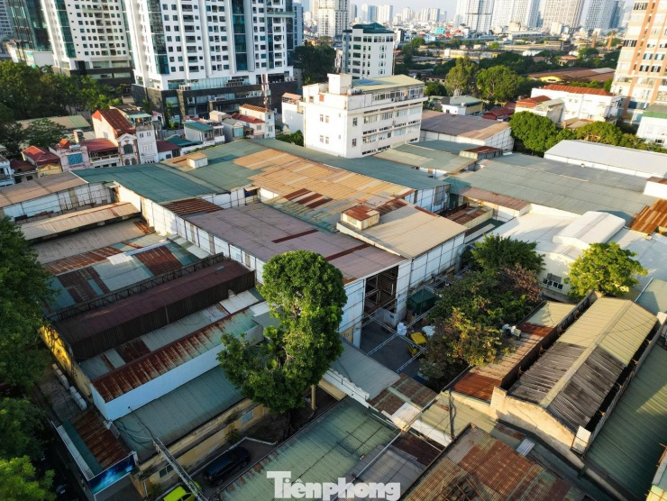 Công ty Cổ phần Bóng đèn Phích nước
Rạng Đông ban đầu là Nhà máy Bóng đèn Phích nước Rạng Đông, 1 trong
13 nhà máy được Chính phủ lựa chọn xây dựng sau khi hòa bình lập
lại. Những năm 60-80 của thế kỷ trước, người tiêu dùng - đặc biệt
là ở các tỉnh miền Bắc - không xa lạ gì với phích nước, bóng đèn
tròn, bóng đèn huỳnh quang, đèn pha ôtô (phục vụ kháng chiến) mang
thương hiệu Rạng Đông. Đây cũng chính là thời kỳ hoàng kim của
thương hiệu này khi không có đối thủ cạnh tranh.