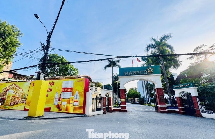 Nhà máy Bia Hà Nội - Tổng Công ty cổ
phần Bia - rượu - nước giải khát Hà Nội (HABECO) tại 183 Hoàng Hoa
Thám, có diện tích hơn 52.000m2, là một trong những doanh nghiệp
sắp di dời trụ sở ra khỏi nội đô.