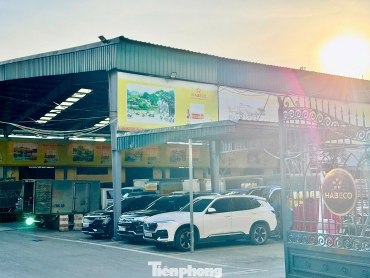 Địa điểm này hiện vẫn đang hoạt động
sản xuất và trưng bày giới thiệu sản phẩm. Tiền thân của Habeco là
nhà máy Bia Hommel được người Pháp xây dựng từ năm 1890. Đến năm
1958, Habeco cho ra đời chai bia đầu tiên của người Việt Nam, do
người Việt Nam làm chủ. Từ đó, những dòng sản phẩm mang thương hiệu
Habeco trở thành một phần của văn hóa ẩm thực người Hà Nội, được
người tiêu dùng trong và ngoài nước yêu thích.