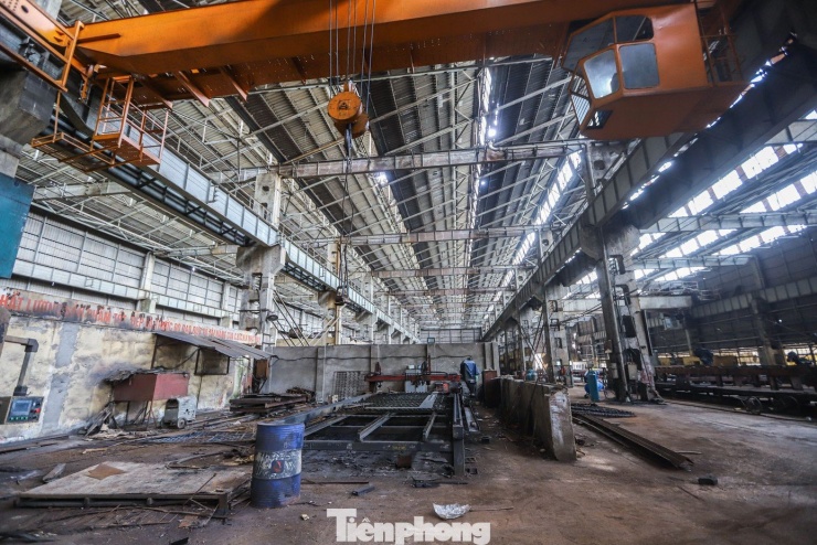 Phần đất này được quy hoạch là đất
công cộng thành phố. Nhà máy xe lửa Gia Lâm (hiện nay là Công ty Xe
lửa Gia Lâm) được thành lập năm 1905 dưới chế độ cai trị của thực
dân Pháp. Nơi đây từng sản sinh ra những sản phẩm được coi là niềm
tự hào của biết bao thế hệ đường sắt như: Đầu máy hơi nước “Tự
lực”; đầu máy diesel "Đổi mới".