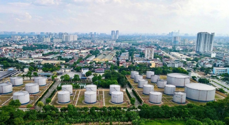 Tổng kho xăng dầu Đức Giang tại phố
Đức Giang với diện tích hơn 159.000 m2, đang là bể chứa xăng
dầu.