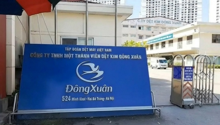 Công ty TNHH một thành viên Dệt kim
Đông Xuân (Nhà máy Dệt kim Đông xuân trước đây) được thành lập từ
năm 1959. Từ cuối năm 1964 đến năm 1979, nhà máy chủ yếu sản xuất
các mặt hàng phục vụ lực lượng vũ trang như áo mặc lót Đông Xuân,
áo chống rét cào bông Đông Xuân, dây đai quân dụng, dây đeo bi đông
nước, dây băng đạn, dây túi lựu đạn, túi cơm, thắt lưng đai, găng
tay, tất chống muỗi, vắt, màn cá nhân, chăn... Ảnh: Doximex.