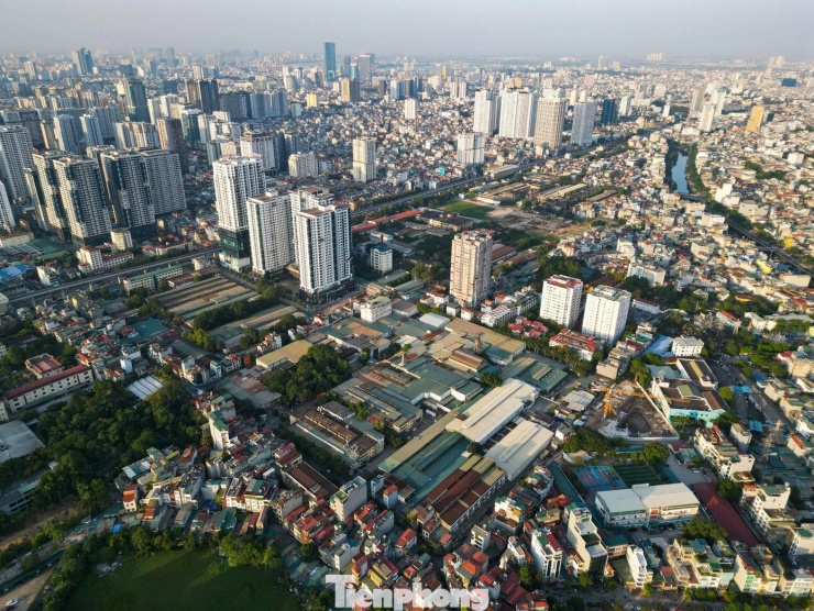 Theo Nghị quyết, quỹ đất sau khi di
dời UBND thành phố sẽ xây dựng kế hoạch, phương án sử dụng cụ thể.
Trong đó, tại khu vực nội đô lịch sử sẽ ưu tiên xây dựng không
gian, công trình công cộng, không xây dựng nhà ở. Tại khu vực khác
ở đô thị trung tâm, sẽ ưu tiên xây dựng công trình dịch vụ, công
cộng, văn hóa, công viên cây xanh, hạ tầng thiết yếu phục vụ dân
cư, bảo đảm đáp ứng tiêu chuẩn đã được cơ quan có thẩm quyền phê
duyệt.