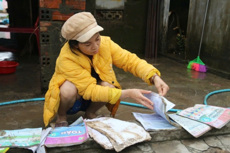 Sách của học sinh lấm lem bùn đất sau lũ.