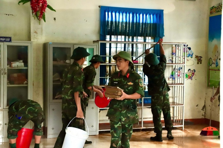 Các cán bộ, chiến sĩ quân đội tham gia dọn dẹp trường học sau lũ.