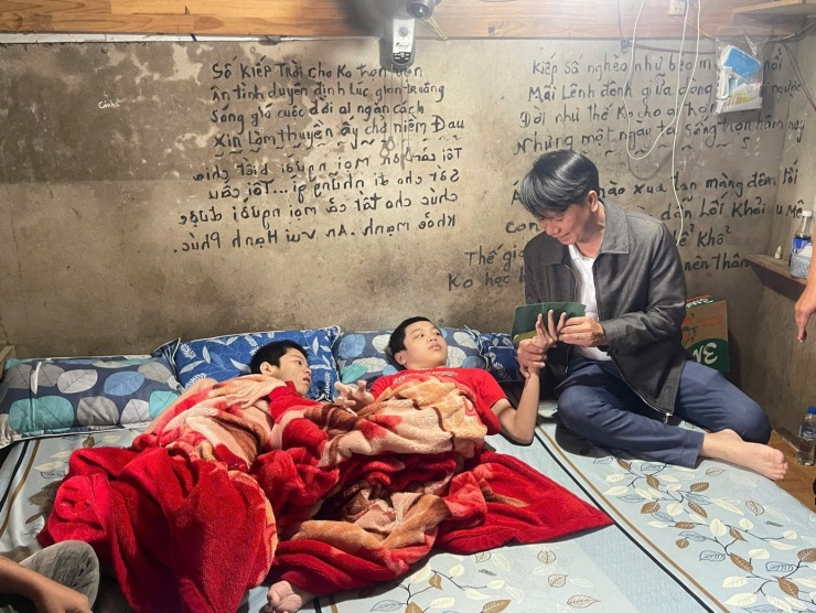 Anh Lương Minh Tùng - Phó Chủ tịch Ủy ban MTTQ Việt Nam tỉnh, Bí thư Tỉnh Đoàn Đắk Lắk, tặng quà 2 em bị bại não.