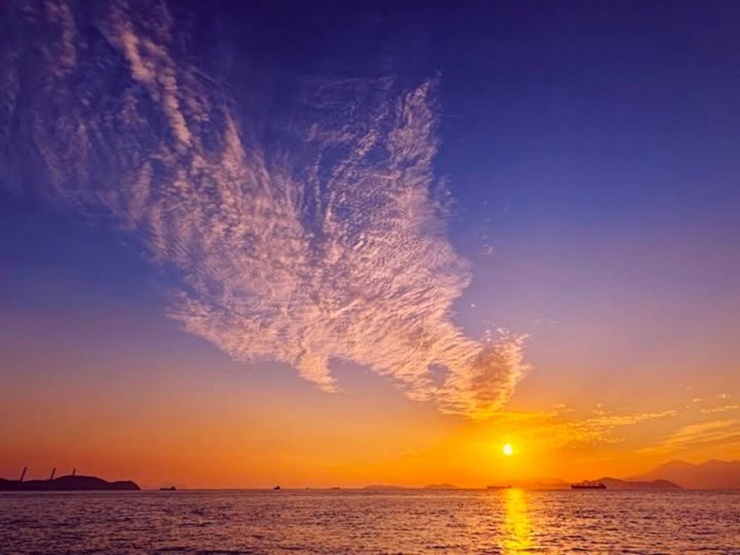 Mây lạ trên bầu trời Hong Kong. Ảnh: Sandra Yu.